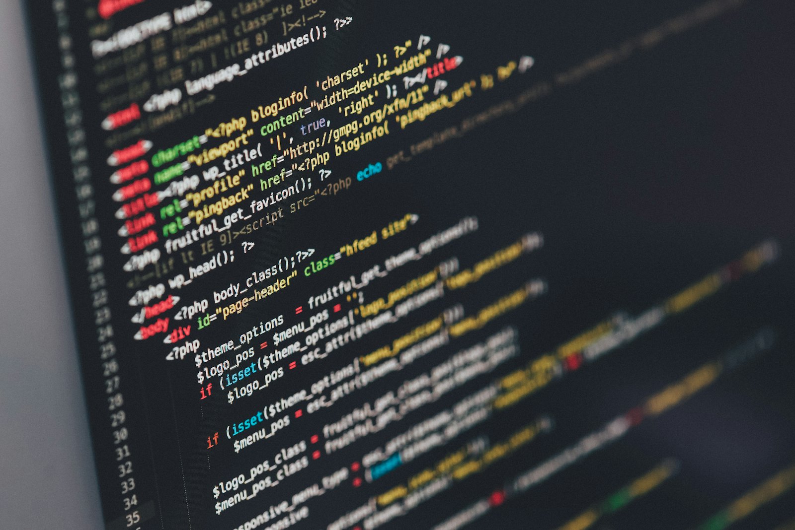 有人在瀏覽器 DevTools 檢查網頁元素的氛圍照